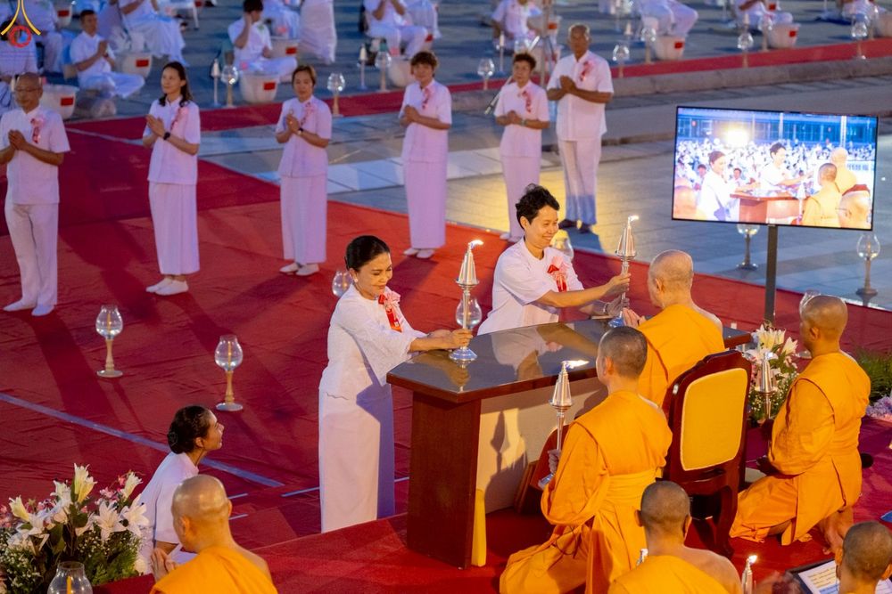 ภาพ No.253605:วันที่ 10 ตุลาคม พ.ศ. 2568 พิธีจุดประทีปบูชาพระผู้ปราบมาร, พิธีจุดประทีปบนพระมหาธรรมกายเจดีย์  20,000 ดวง เนื่องในวันคล้ายวันเกิดครบรอบ 141 ปี พระมงคลเทพมุนี (สด จนฺทสโร)