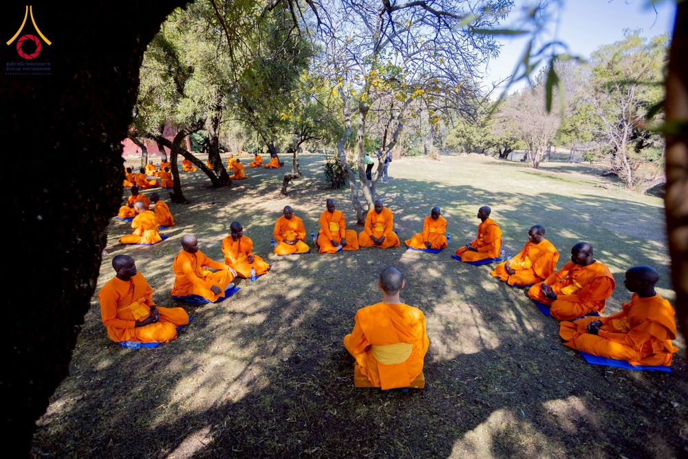 ภาพ No.232963:วันอาทิตย์ 29 มิถุนายน พ.ศ. 2568 กิจกรรมอบรมธรรมทายาทแอฟริกาใต้  ปฏิบัติธรรมสร้างสันติสุขภายใน แสงแห่งพุทธธรรมสู่แผ่นดินแอฟริกาใต้ ณ บริเวณหน้าวัดพระธรรมกายโจฮันเนสเบิร์ก