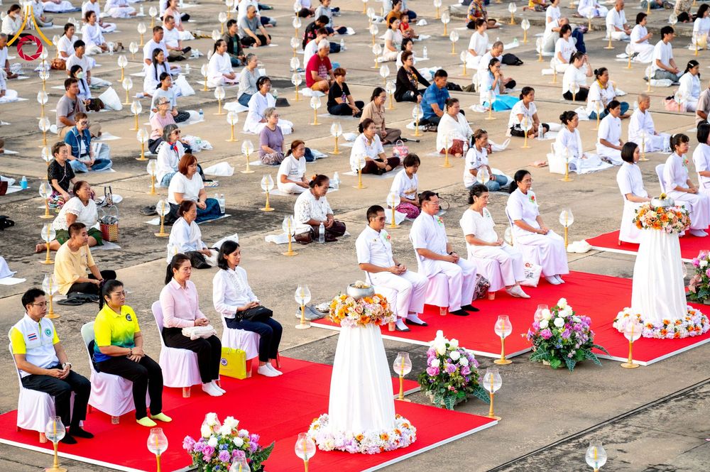ภาพ No.250413:วันอังคารที่ 7 ตุลาคม พ.ศ. 2568 พิธีจุดประทีปบูชาพระรัตนตรัย ณ ลานธรรมปทุมรัตน์ธรรมเจดีย์ พุทธอุทยานนานาชาติ อ.โพนพิสัย จ.หนองคาย