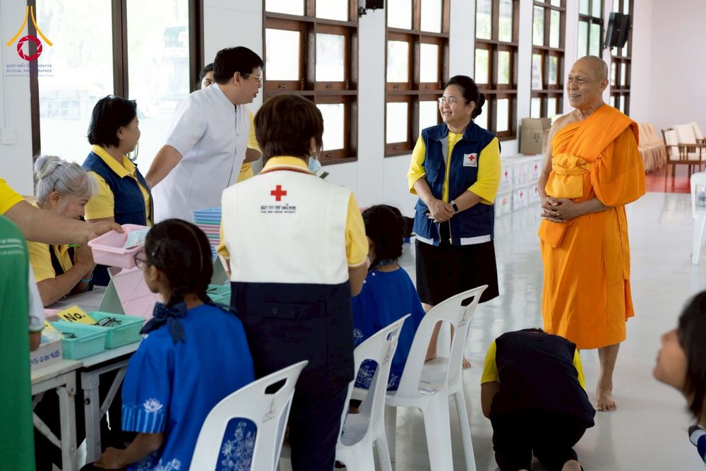 ภาพ No.230311:วันจันทร์ที่ 30 มิถุนายน พ.ศ. 2568 เจ้าอาวาสวัดพระธรรมกาย เยี่ยมอนุโมทนาให้กำลังใจ บุคลากรทางการแพทย์-เจ้าหน้าที่ผู้ปฏิบัติงาน โครงการรถตัดแว่นสายตาเคลื่อนที่สภากาชาดไทย เพื่อเด็กนักเรียนในชนบท พื้นที่จังหวัดปทุมธานี