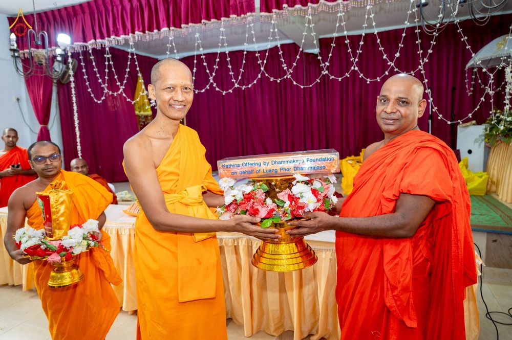 ภาพ No.266611:วันที่ 25 ตุลาคม พ.ศ. 2568 พิธีทอดกฐินสมทบ วัดกัลยาณมิตรต่างประเทศ  บูชาธรรม 81 ปี หลวงพ่อธัมมชโย ณ วัดธรรมวัฒนา รามายา  เมืองมาตะเล ประเทศศรีลังกา 