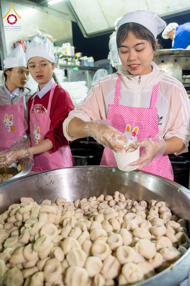 ภาพ No.293416:วันที่ 13 มกราคม พ.ศ. 2569 พิธีถวายภัตตาหารเป็นสังฆทาน แด่พระธรรมยาตรา ณ อนุสรณ์สถานมหาวิหารพระมงคลเทพมุนี (โลตัสแลนด์) อ.สองพี่น้อง จ.สุพรรณบุรี ในโครงการธรรมยาตรา กตัญญูบูชา มหาปูชนียาจารย์ พระมงคลเทพมุนี(สด จนฺทสโร) พระผู้ปราบมาร อนุสรณ์สถาน 7 แห่ง ปี