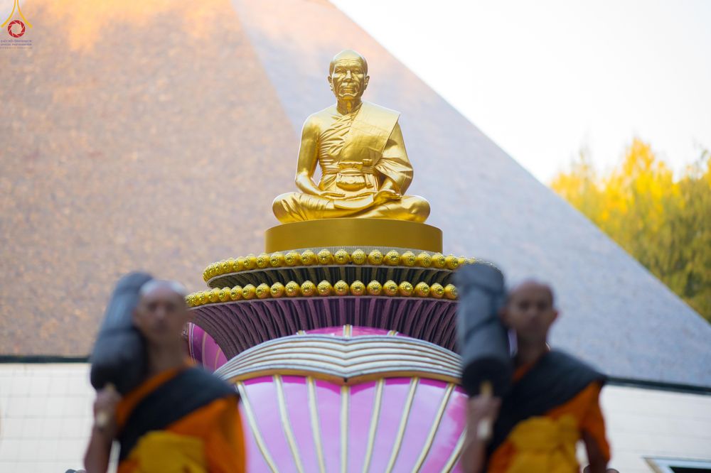 ภาพ No.288458:วันที่ 4 มกราคม พ.ศ. 2569 พระธรรมยาตราปฏิบัติธรรม และถ่ายภาพหมู่ประวัติศาสตร์ ในโครงการธรรมยาตรา กตัญญูบูชา มหาปูชนียาจารย์ พระมงคลเทพมุนี(สด จนฺทสโร) พระผู้ปราบมาร อนุสรณ์สถาน 7 แห่ง ปีที่ 14 ณ อนุสรณ์สถานมหาวิหารพระมงคลเทพมุนี (โลตัสแลนด์) อ.สองพี่น้อง