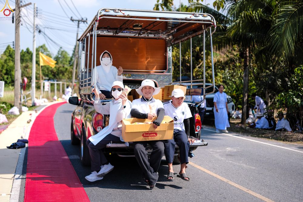 ภาพ No.301510:ภาพเบื้องหลังอาสาสมัครรวมใจ ชุดที่ 4 ในโครงการธรรมยาตรา กตัญญูบูชา มหาปูชนียาจารย์ พระมงคลเทพมุนี(สด จนฺทสโร) พระผู้ปราบมาร อนุสรณ์สถาน 7 แห่ง ปีที่ 14