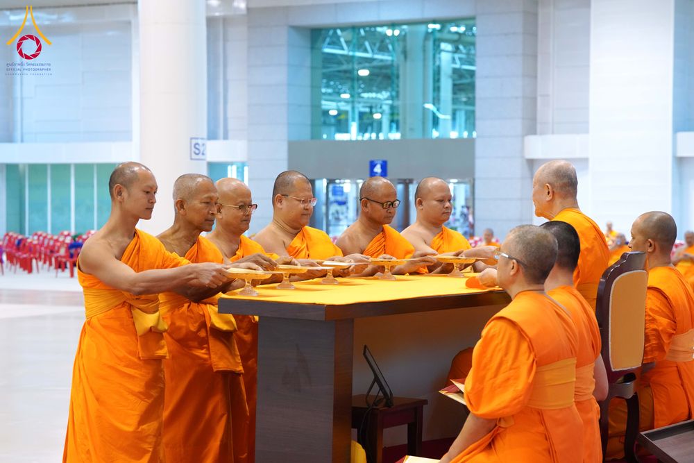 ภาพ No.285022:วันอาทิตย์ที่ 14 ธันวาคม พ.ศ.2568  พิธีปฏิบัติธรรม พิธีถวายภัตตาหารเป็นสังฆทาน พิธีมอบต้นสมบัติจักรพรรดิ ถวายแด่เจ้าอาวาสและประธานสงฆ์ 236 ศูนย์ส่งเสริมศีลธรรมทั่วโลก ณ สภาธรรมกายสากล วัดพระธรรมกาย