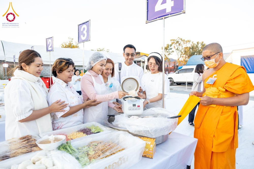 ภาพ No.289945:วันที่ 8 มกราคม พ.ศ. 2569 พิธีถวายภัตตาหารเป็นสังฆทาน แด่พระธรรมยาตรา ณ อนุสรณ์สถานคลองบางนางแท่น อ.สามพราน จ.นครปฐม ในโครงการธรรมยาตรา กตัญญูบูชา มหาปูชนียาจารย์ พระมงคลเทพมุนี(สด จนฺทสโร) พระผู้ปราบมาร อนุสรณ์สถาน 7 แห่ง ปีที่ 14