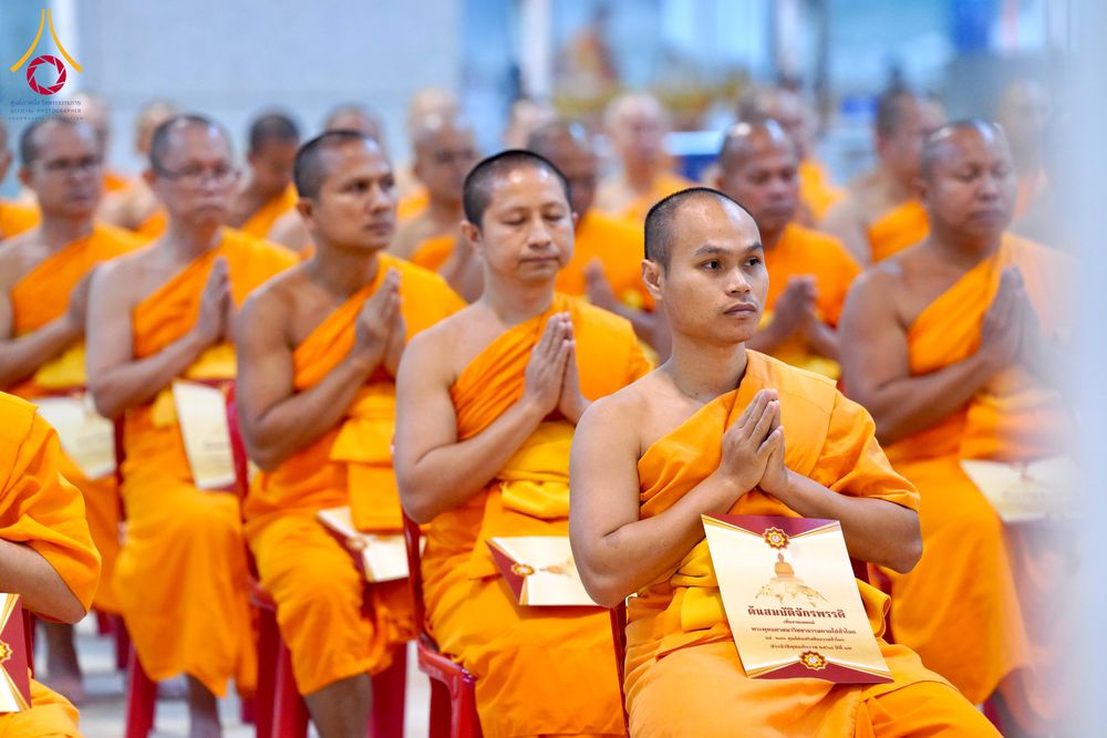 ภาพ No.285056:วันอาทิตย์ที่ 14 ธันวาคม พ.ศ.2568  พิธีปฏิบัติธรรม พิธีถวายภัตตาหารเป็นสังฆทาน พิธีมอบต้นสมบัติจักรพรรดิ ถวายแด่เจ้าอาวาสและประธานสงฆ์ 236 ศูนย์ส่งเสริมศีลธรรมทั่วโลก ณ สภาธรรมกายสากล วัดพระธรรมกาย