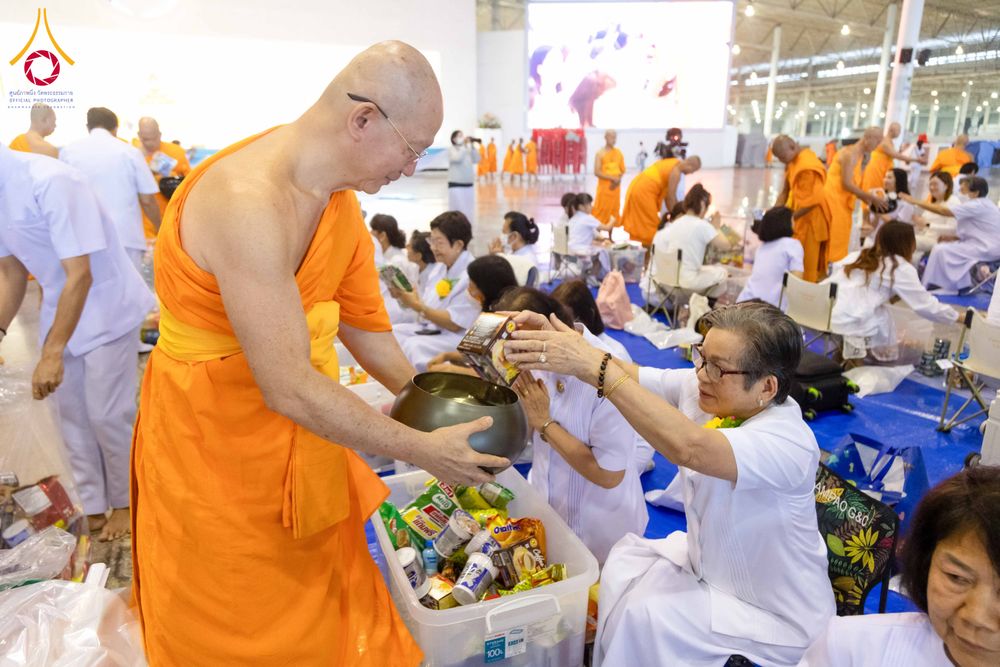 ภาพ No.308508:วันที่ 1 กุมภาพันธ์ พ.ศ. 2569 พิธีตักบาตรข้าวสารอาหารแห้ง ณ บ้านแก้วเรือนทองคุณยาย สภาธรรมกายสากล วัดพระธรรมกาย