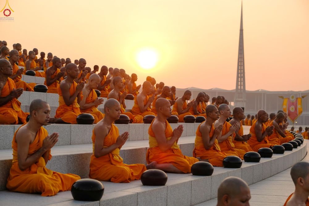 ภาพ No.279728:วันที่ 1 มกราคม พ.ศ.2569 พิธีตักบาตรในวันขึ้นปีใหม่ ณ ลานธรรม วัดพระธรรมกาย