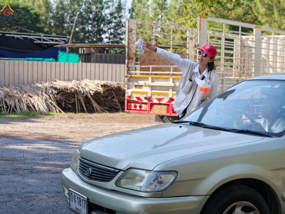 ภาพ No.295975:ภาพเบื้องหลังอาสาสมัครรวมใจ ชุดที่ 1 ในโครงการธรรมยาตรา กตัญญูบูชา มหาปูชนียาจารย์ พระมงคลเทพมุนี(สด จนฺทสโร) พระผู้ปราบมาร อนุสรณ์สถาน 7 แห่ง ปีที่ 14