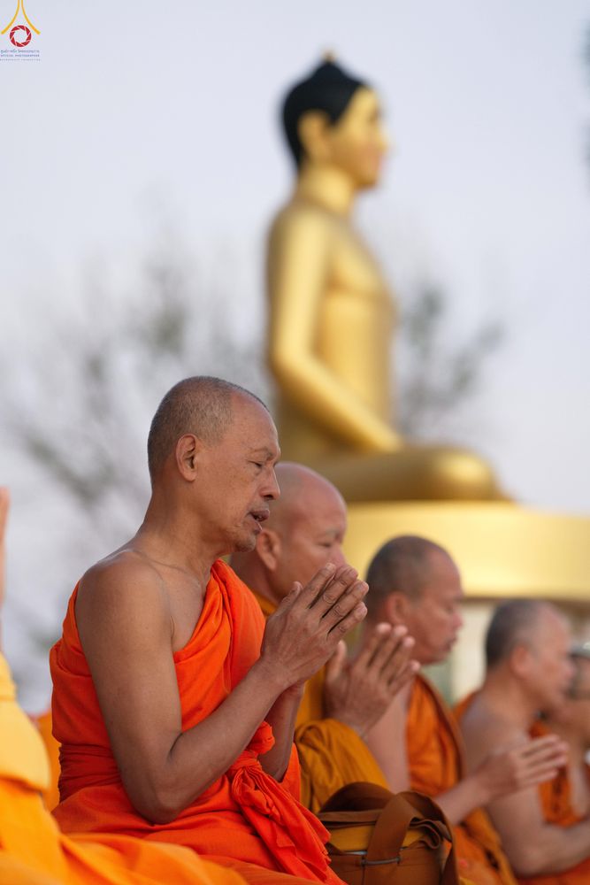 ภาพ No.282577:วันเสาร์ที่ 20 ธันวาคม พ.ศ.2568 พิธีตักบาตรพระ 10,000 รูป (ชุด 2) เนื่องในโอกาส 194 ปี จังหวัดกาญจนบุรี และอุทิศส่วนกุศลให้แด่บรรพชนทั้งหลาย บริเวณถนนสองแคว (Skywalk) เมืองกาญจนบุรี