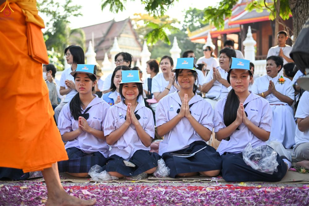ภาพ No.299502:วันที่ 18 มกราคม พ.ศ. 2569 พิธีต้อนรับพระธรรมยาตรา ณ อนุสรณ์สถานลำดับที่ 5 สถานที่เผยแผ่วิชชาธรรมกายครั้งแรก อนุสรณ์สถานบางปลา วัดบางปลา อำเภอบางเลน จังหวัดนครปฐม ในโครงการธรรมยาตรา กตัญญูบูชา มหาปูชนียาจารย์ พระมงคลเทพมุนี(สด จนฺทสโร) พระผู้ปราบมาร อนุส
