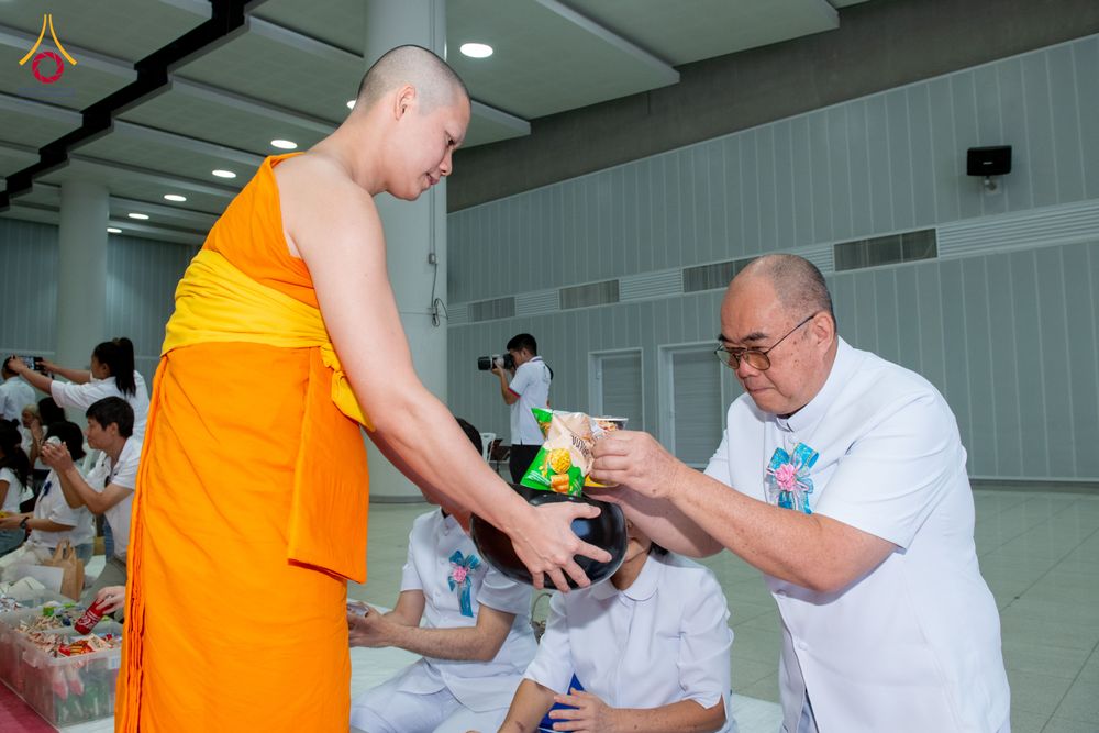 ภาพ No.322886:วันเสาร์ที่ 18 เมษายน พ.ศ. 2569 ตักบาตรฉลองพระใหม่ โครงการอุปสมบทหมู่ธรรมทายาท ระดับอุดมศึกษา รุ่นที่ 53 ภาคฤดูร้อน  ณ ฟ้องปฏิบัติธรรม ชั้นลอย 1/2 มหารัตนวิหารคด คอร์ 13 วัดพระธรรมกาย