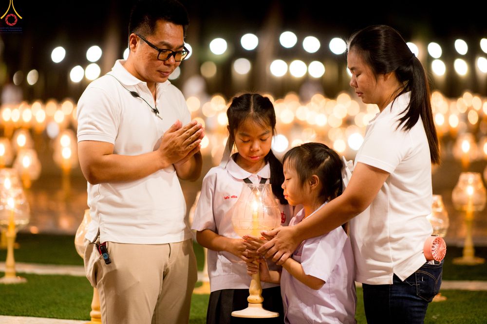 ภาพ No.290154:วันที่ 6 มกราคม พ.ศ. 2569 พิธีจุดประทีปถวายเป็นพุทธบูชา และบูชาธรรมมหาปูชนียาจารย์ (ภาพชุดที่ 2) ณ อนุสรณ์สถานมหาวิหารพระมงคลเทพมุนี (โลตัสแลนด์) อ.สองพี่น้อง จ.สุพรรณบุรี ในโครงการธรรมยาตรา กตัญญูบูชา มหาปูชนียาจารย์ พระมงคลเทพมุนี(สด จนฺทสโร) พระผู้ปรา