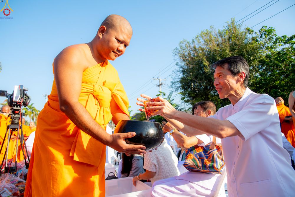 ภาพ No.282737:วันเสาร์ที่ 20 ธันวาคม พ.ศ.2568 พิธีตักบาตรพระ 10,000 รูป (ชุด 2) เนื่องในโอกาส 194 ปี จังหวัดกาญจนบุรี และอุทิศส่วนกุศลให้แด่บรรพชนทั้งหลาย บริเวณถนนสองแคว (Skywalk) เมืองกาญจนบุรี