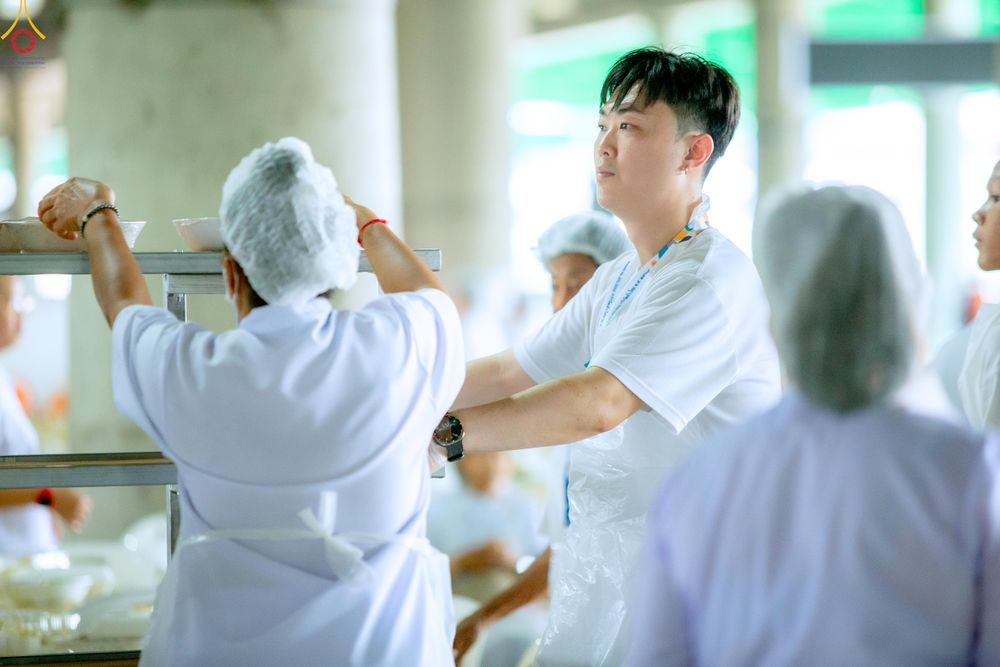 ภาพ No.325733:วันที่ 22 เมษายน พ.ศ.2569(วันคุ้มครองโลก) งานถวายมหาสังฆทาน 40,000 กว่าวัดทั่วประเทศ เจ้าหน้าที่ สาธุชน ร่วมใจจัดเตรียมภัตตาหารเพล (ชุด 2)