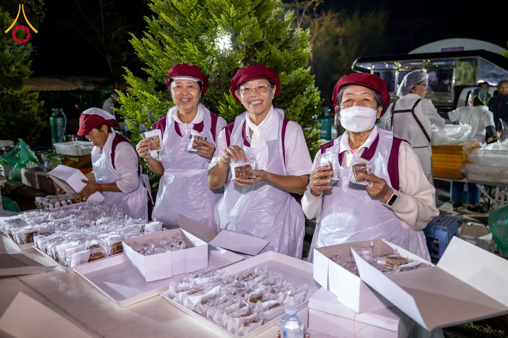 ภาพ No.288787:วันที่ 6 มกราคม พ.ศ. 2569 พิธีถวายภัตตาหารเป็นสังฆทาน แด่พระธรรมยาตรา ในโครงการธรรมยาตรา กตัญญูบูชา มหาปูชนียาจารย์ พระมงคลเทพมุนี(สด จนฺทสโร) พระผู้ปราบมาร อนุสรณ์สถาน 7 แห่ง ปีที่ 14 ณ อนุสรณ์สถานมหาวิหารพระมงคลเทพมุนี (โลตัสแลนด์) อ.สองพี่น้อง จ.สุพรร