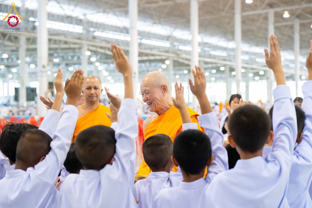 ภาพ No.308650:วันที่ 1 กุมภาพันธ์ พ.ศ. 2569 พิธีรับประกาศนียบัตร และพระของขวัญพระธรรมยาตรา ณ สภาธรรมกายสากล วัดพระธรรมกาย จ.ปทุมธานี