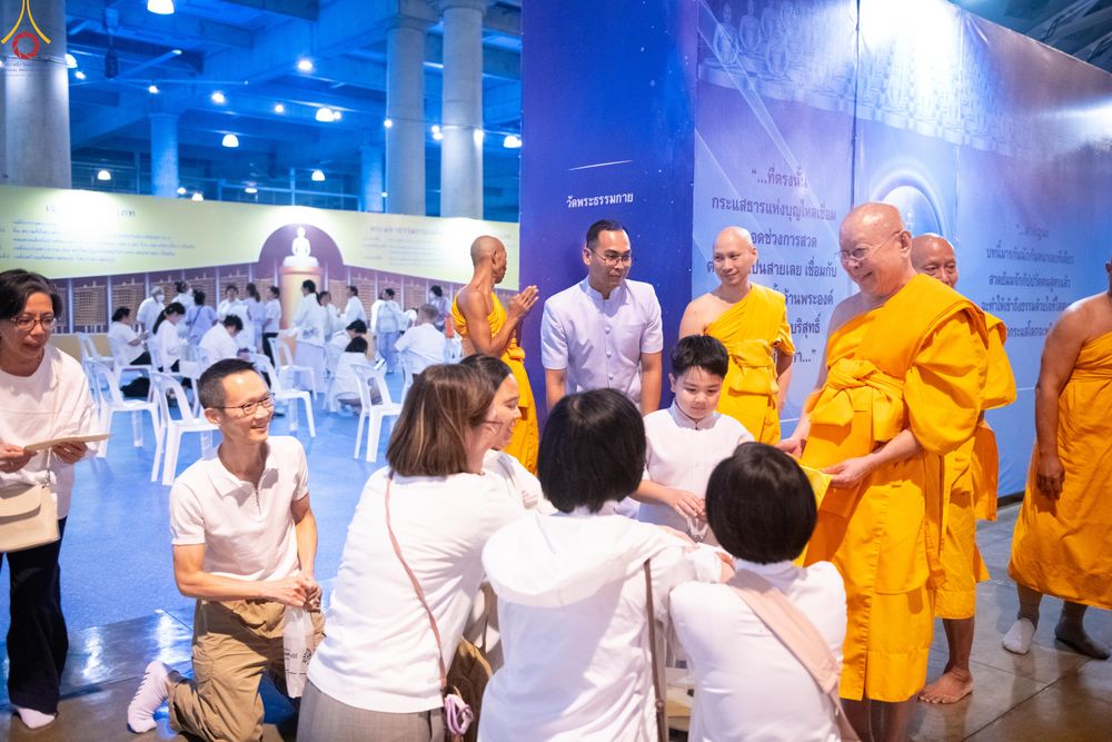 ภาพ No.280413:วันที่ 31 ธันวาคม พ.ศ.2568 -วันที่ 1 มกราคม พ.ศ.2569 พิธีฉลองชัยสวดมนต์บทธัมมจักกับปปวัตนสูตร ครบ 8,000,000,000 จบ , พิธีสวดมนต์ข้ามปี ณ วัดพระธรรมกาย