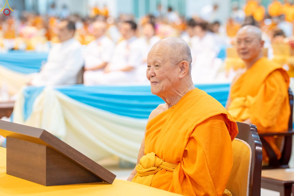 ภาพ No.342212:วันอาทิตย์ที่ 2 สิงหาคม พ.ศ.2569 พิธีมุทิตาสักการะพระภิกษุ  ผู้สอบได้เปรียญธรรม 9 ประโยค ระดับโลก ปีที่ 38, พิธีมอบโล่เกียรติยศ และทุนการศึกษา สำนักเรียนบาลีดีเด่นทั่วประเทศ ณ สภาธรรมกายสากล วัดพระธรรมกาย