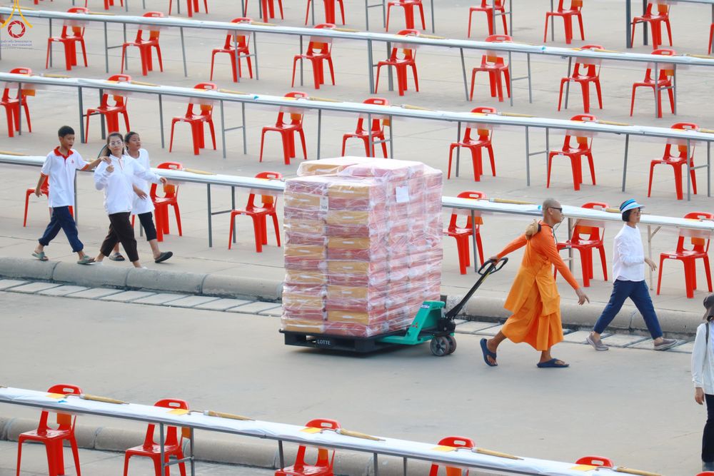 ภาพ No.322538:วันที่ 17 เมษายน พ.ศ.2569 การเรียงกล่องไทยธรรม เรียงน้ำดื่ม เรียงร่ม ณ ลานธรรมพระมหาธรรมกายเจดีย์ เพื่องานถวายมหาสังฆทาน 40,000 กว่าวัดทั่วประเทศ วันคุ้มครองโลก 22 เมษายน พ.ศ.2569 วัดพระธรรมกาย