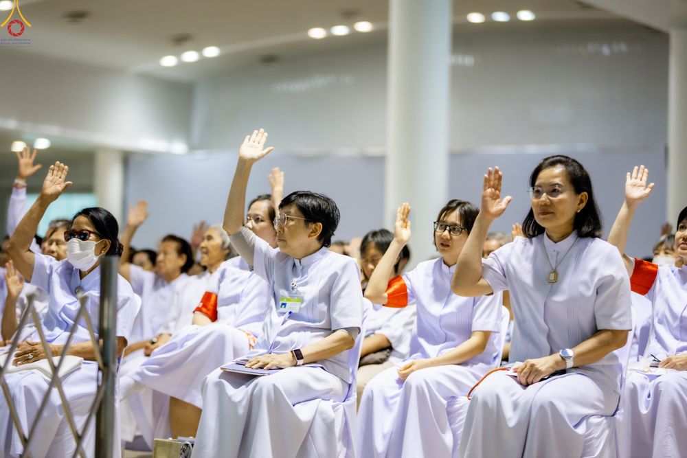 ภาพ No.311630:วันอาทิตย์ต้นเดือนที่ 1 มีนาคม พ.ศ.2569 สัมมนาพิเศษ พิธีมอบรูปหล่อโลหะหลวงปู่วัดปากน้ำ พระมงคลเทพมุนี พิธีมุทิตาสักการะในโอกาสพระครูปลัดรัตนวีรวัฒน์(รังสฤษดิ์ อิทธิจินฺตโก) เจ้าอาวาสวัดพระธรรมกาย  ดำรงตำแหน่งเป็น “ที่ปรึกษาเจ้าคณะจังหวัดปทุมธานี”  ณ ห้อง