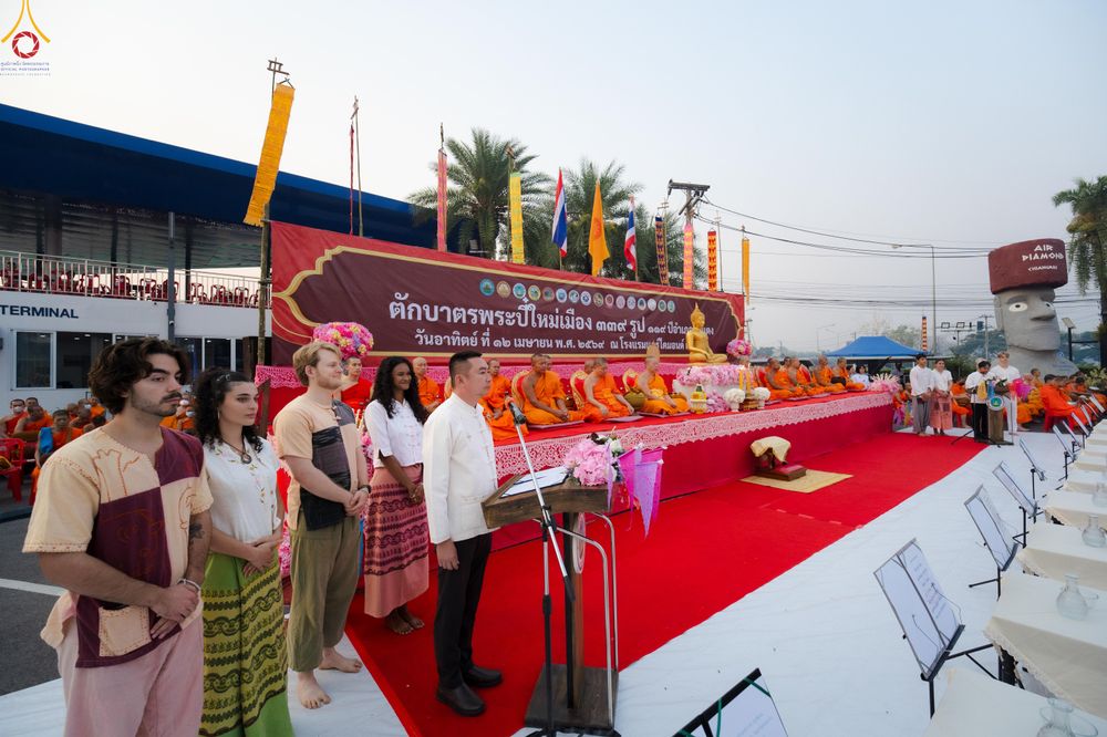 ภาพ No.321011:วันอาทิตย์ที่ 12 เมษายน พ.ศ 2569 พิธีตักบาตรปี๋ใหม่เมืองพระภิกษุสงฆ์ 339 รูป  อุทิศถวายพระราชกุศลสมเด็จพระนางสิริกิติ์  พระบรมราชินีนาถ พระบรมราชชนนีพันปีหลวง และฉลองเมืองแม่แตงครบรอบ 119 ปี ณ ลานโรงแรมแอร์ไดมอนด์ อำเภอแม่แตง จังหวัดเชียงใหม่