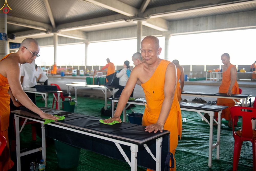 ภาพ No.322346:วันที่ 16 เมษายน พ.ศ.2569 การจัดเตรียมเบาะรองนอน เช็ดทำความสะอาด  เพื่องานถวายมหาสังฆทาน 40,000 กว่าวัดทั่วประเทศ วันคุ้มครองโลก 22 เมษายน พ.ศ.2569 วัดพระธรรมกาย