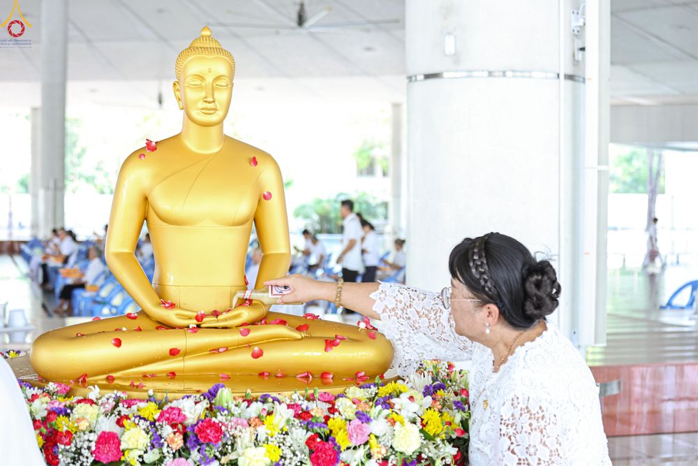 ภาพ No.322263:วันที่ 13 เมษายน พ.ศ.2569 สาธุชนสรงน้ำพระ เนื่องในวันสงกรานต์ ณ หอฉันคุณยายอาจารย์ วัดพระธรรมกาย