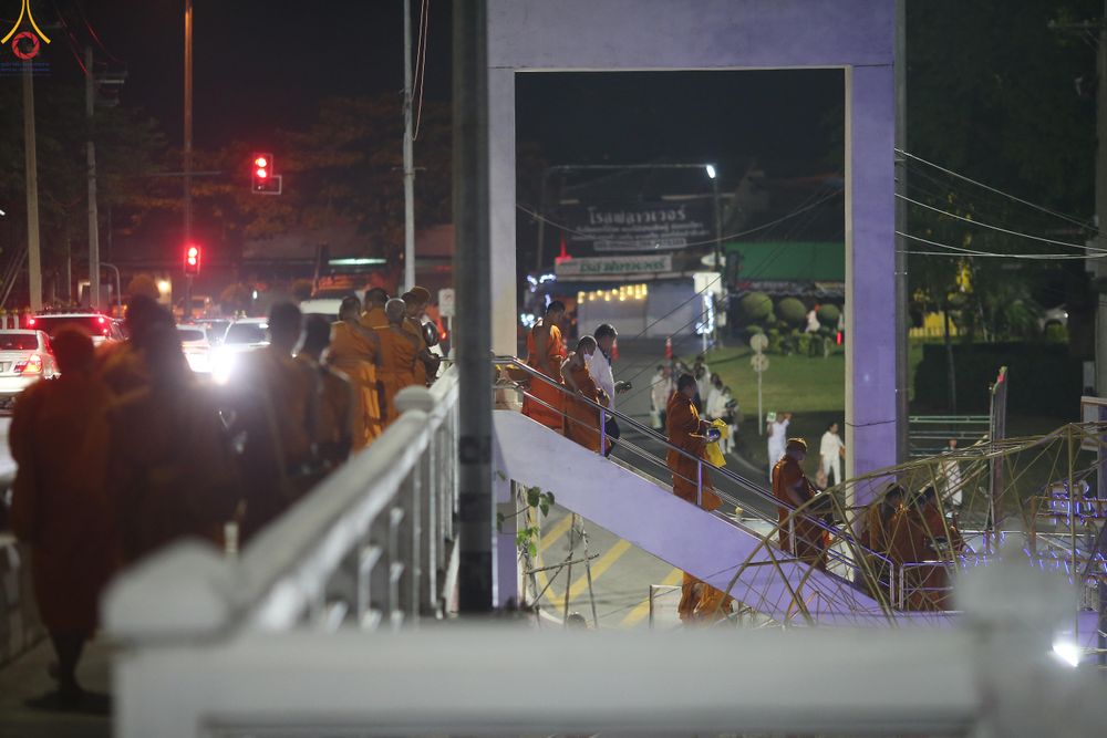 ภาพ No.284120:วันเสาร์ที่ 20 ธันวาคม พ.ศ.2568  พิธีตักบาตรพระ 10,000 รูป เนื่องในโอกาส 194 ปี จังหวัดกาญจนบุรี และอุทิศส่วนกุศลให้แด่บรรพชนทั้งหลาย บริเวณถนนสองแคว (Skywalk) เมืองกาญจนบุรี