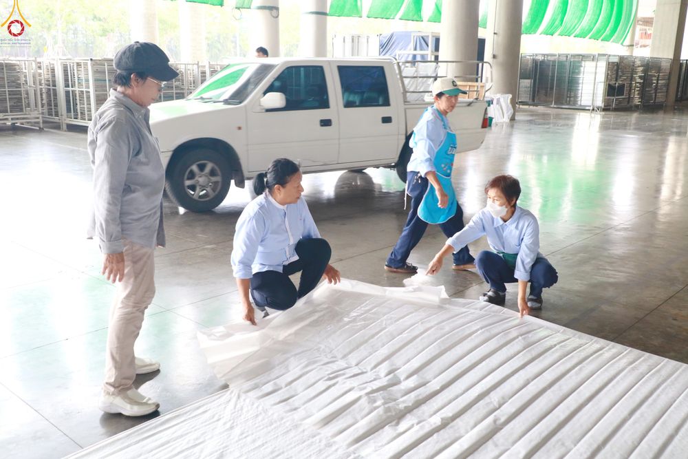 ภาพ No.322943:วันที่ 17-19 เมษายน พ.ศ.2569 การปูผ้ากระสอบขาว , เตรียมจุดฉัน , เตรียมจุดพักค้าง เพื่องานถวายมหาสังฆทาน 40,000 กว่าวัดทั่วประเทศ วันคุ้มครองโลก 22 เมษายน พ.ศ.2569 วัดพระธรรมกาย