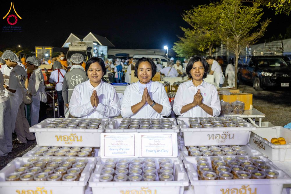 ภาพ No.295446:วันที่ 16 มกราคม พ.ศ. 2569 พิธีถวายภัตตาหารเป็นสังฆทาน แด่พระธรรมยาตรา ณ วัดโบสถ์บน ต.บางคูเวียง จ.นนทบุรี อนุสรณ์สถานลำดับที่ 4 สถานที่เกิดด้วยกายธรรม ในโครงการธรรมยาตรา กตัญญูบูชา มหาปูชนียาจารย์ พระมงคลเทพมุนี(สด จนฺทสโร) พระผู้ปราบมาร อนุสรณ์สถาน 7 แ