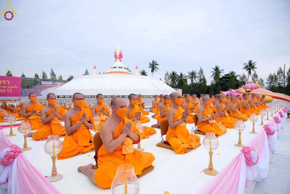 ภาพ No.70141:พิธีจุดประทีปถวายเป็นพุทธบูชา และบูชาธรรมมหาปูชนียาจารย์ ในโครงการธรรมยาตรากตัญญูบูชา มหาปูชนียาจารย์ พระมงคลเทพมุนี(สด จนฺทสโร) พระผู้ปราบมาร ปีที่ 11 ณ อนุสรณ์สถานลำดับที่ 2 สถานที่ตั้งมโนปณิธานบวชตลอดชีวิต อนุสรณ์สถานคลองบางนางแท่น อ.สามพราน จ.นครปฐม 