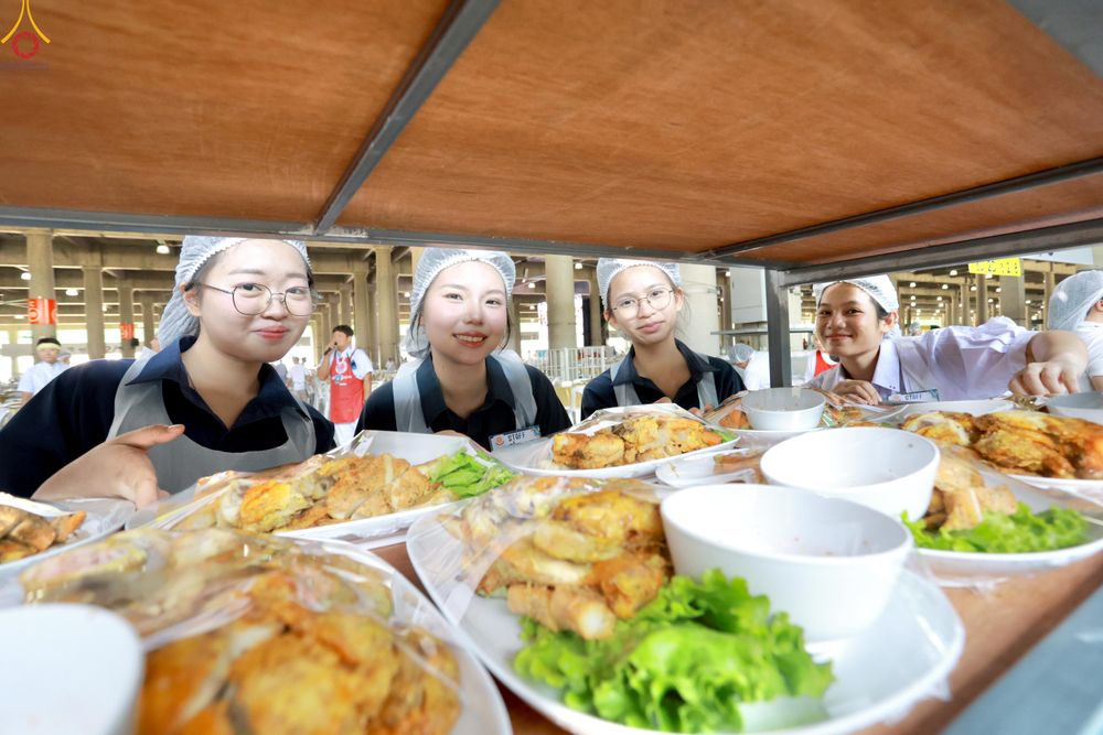 ภาพ No.323674:วันที่ 22 เมษายน พ.ศ.2569(วันคุ้มครองโลก) งานถวายมหาสังฆทาน 40,000 กว่าวัดทั่วประเทศ คณะสงฆ์ฉันภัตตาหารเพล