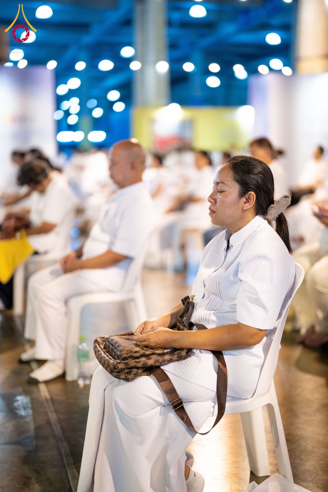 ภาพ No.286712:วันอาสาฬหบูชา วันพฤหัสบดีที่ 10 กรกฏาคม พ.ศ.2568  พิธีเวียนประทักษิณรอบพระมหาธรรมกายเจดีย์ , พิธีฉลองชัยสวดมนต์บทธัมมจักกัปปวัตตนสูตร ครบ 7,520,000,000 จบ ณ มหารัตนวิหารคด วัดพระธรรมกาย