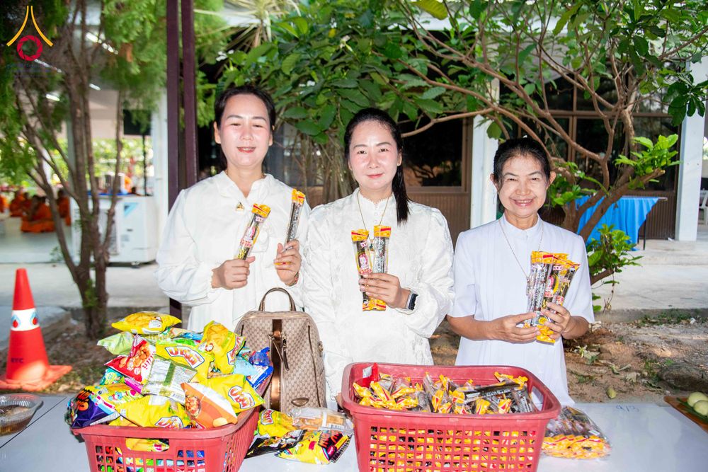 ภาพ No.321764:วันที่ 12 เมษายน พ.ศ.2569 ตักบาตรสงกรานต์ฉลองสามเณรใหม่  ณ ศูนย์ปฏิบัติธรรมระยอง(บ้านช่องลม)