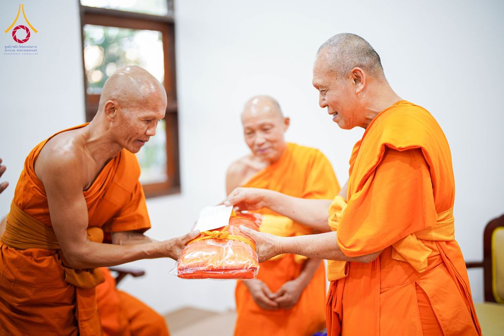 ภาพ No.315812:วันพฤหัสบดีที่ 26 มีนาคม พ.ศ. 2569 พิธีบำเพ็ญกุศล คุณพ่อณรงค์ จินตมากุล  สิริอายุ 99 ปี 11 เดือน โยมบิดา พระครูปลัดรัตนวีรวัฒน์ (รังสฤษดิ์ อิทฺธิจินตโก) ที่ปรึกษาเจ้าคณะจังหวัดปทุมธานี เจ้าอาวาสวัดพระธรรมกาย  ณ ห้องปลูกศรัทธา 2 วัดพระธรรมกาย ปทุมธานี