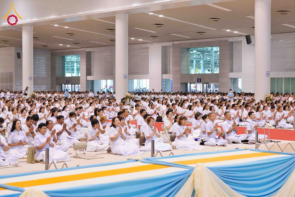 ภาพ No.337953:วันอาทิตย์ต้นเดือน 5 กรกฎาคม พ.ศ.2569 สัมมนาพิเศษ พิธีมอบพระของขวัญ ณ ห้องแก้วสารพัด1 วัดพระธรรมกาย