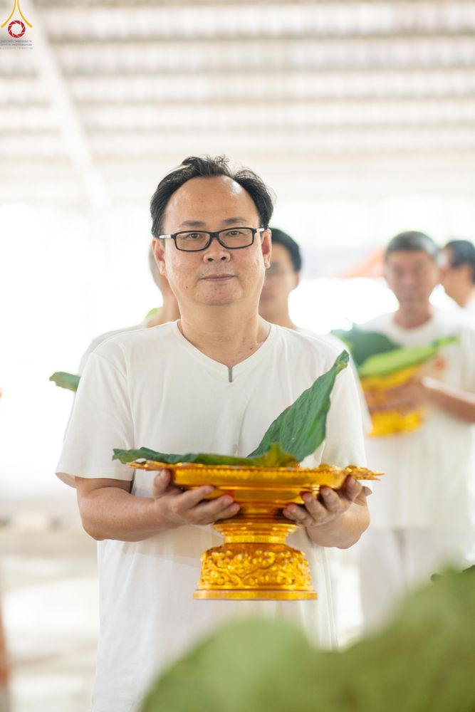 ภาพ No.338241:วันอาทิตย์ที่ 5 กรกฎาคม พศ.2569 พิธีตัดปอยผมธรรมทายาทนานาชาติ IDOP รุ่นที่ 21 จากประเทศจีน มาเลเซีย สิงคโปร์ และไต้หวัน ณ โถงช้าง วัดพระธรรมกาย