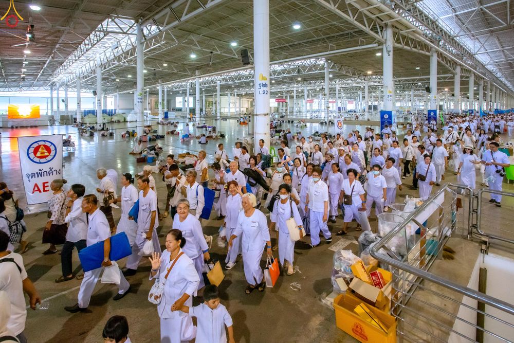 ภาพ No.324404:วันที่ 22 เมษายน พ.ศ.2569 (วันคุ้มครองโลก) งานถวายมหาสังฆทาน 40,000 กว่าวัดทั่วประเทศ บรรยากาศพระสังฆาธิการและสาธุชน  เดินทางเข้าลานธรรม วัดพระธรรมกาย