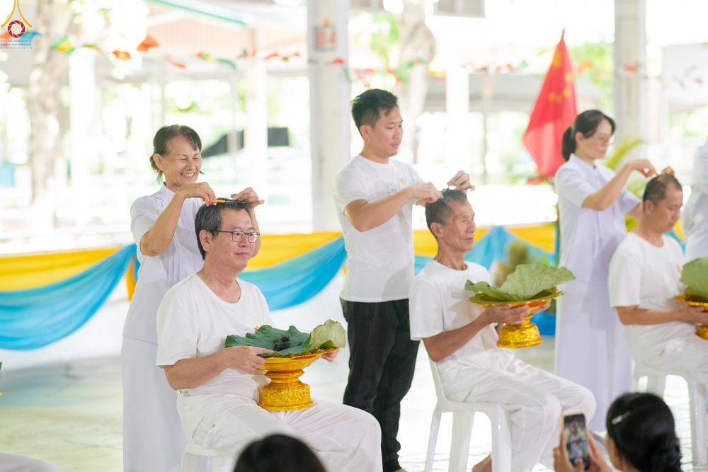 ภาพ No.338278:วันอาทิตย์ที่ 5 กรกฎาคม พศ.2569 พิธีตัดปอยผมธรรมทายาทนานาชาติ IDOP รุ่นที่ 21 จากประเทศจีน มาเลเซีย สิงคโปร์ และไต้หวัน ณ โถงช้าง วัดพระธรรมกาย