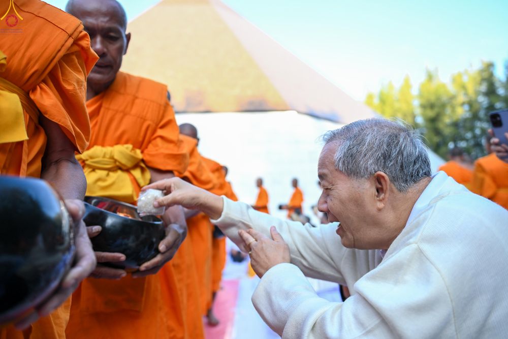 ภาพ No.289399:วันที่ 7 มกราคม พ.ศ. 2569 พิธีตักบาตรพระธรรมยาตรา ณ อนุสรณ์สถานลำดับที่ 1 สถานที่เกิดด้วยรูปกายเนื้อ อนุสรณ์สถานมหาวิหารพระมงคลเทพมุนี (โลตัสแลนด์) อ.สองพี่น้อง จ.สุพรรณบุรี ในโครงการธรรมยาตรา กตัญญูบูชา มหาปูชนียาจารย์ พระมงคลเทพมุนี(สด จนฺทสโร) พระผู้ป