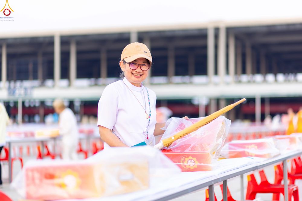 ภาพ No.322725:วันที่ 15-18 เมษายน พ.ศ.2569 การเเตรียมโต๊ะฉัน , เตรียมจุดพักค้าง , เรียงเก้าอี้ , เรียงกล่องไทยธรรม  เพื่องานถวายมหาสังฆทาน 40,000 กว่าวัดทั่วประเทศ วันคุ้มครองโลก 22 เมษายน พ.ศ.2569 วัดพระธรรมกาย