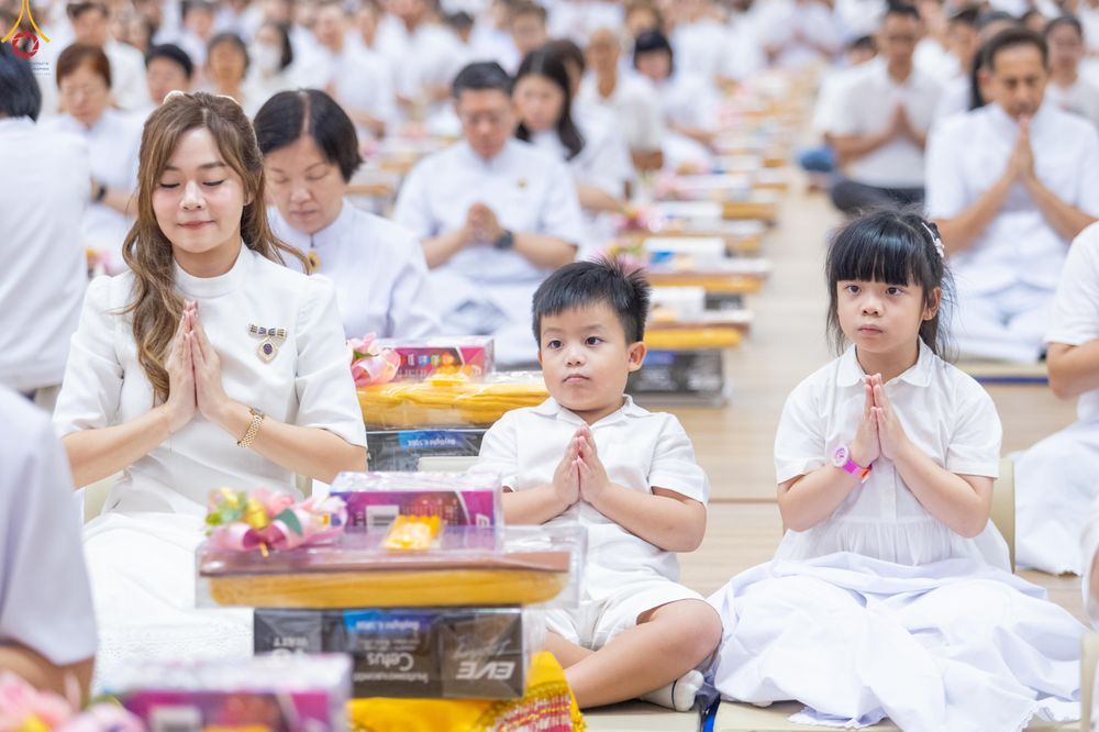 ภาพ No.341815:วันพุธที่ 29 กรกฎาคม พ.ศ. 2569 พิธีถวายผ้าอาบน้ำฝน เทียนพรรษาและประทีปโคมไฟ ณ ห้องแก้วสารพัดนึก 2 สภาธรรมกายสากล วัดพระธรรมกาย