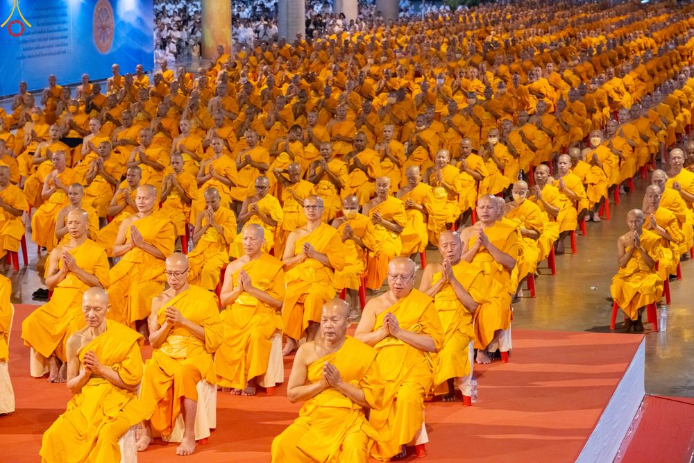 ภาพ No.280394:วันที่ 31 ธันวาคม พ.ศ.2568 -วันที่ 1 มกราคม พ.ศ.2569 พิธีฉลองชัยสวดมนต์บทธัมมจักกับปปวัตนสูตร ครบ 8,000,000,000 จบ , พิธีสวดมนต์ข้ามปี ณ วัดพระธรรมกาย