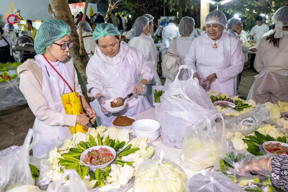 ภาพ No.293713:วันที่ 14 มกราคม พ.ศ. 2569  พิธีถวายภัตตาหารเป็นสังฆทาน แด่พระธรรมยาตรา  ณ วัดสองพี่น้อง ต.ต้นตาล อ.สองพี่น้อง จ.สุพรรณบุรี  ในโครงการธรรมยาตรา กตัญญูบูชา มหาปูชนียาจารย์  พระมงคลเทพมุนี(สด จนฺทสโร) พระผู้ปราบมาร  อนุสรณ์สถาน 7 แห่ง ปีที่ 14