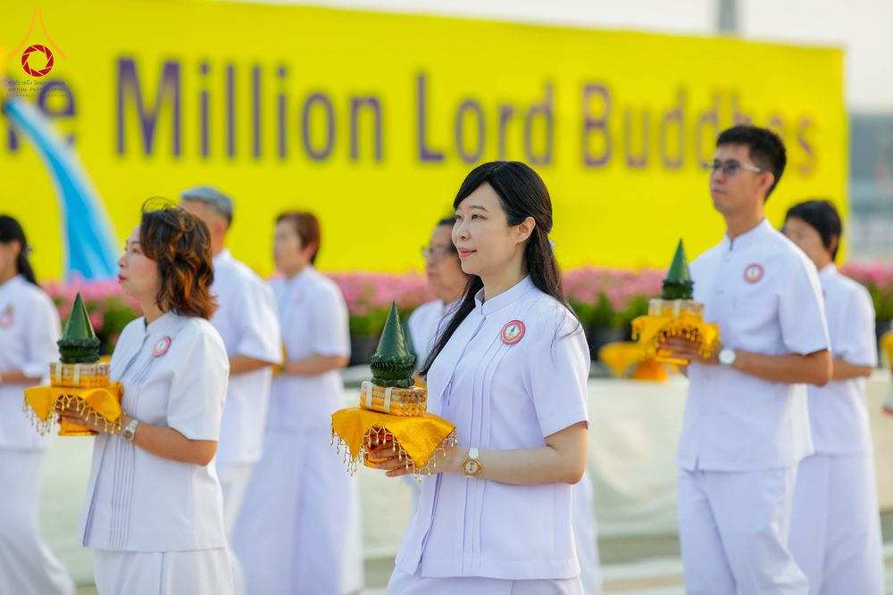 ภาพ No.319379:วันเสาร์ที่ 4 เมษายน พ.ศ.2569 พิธีขอขมา มอบผ้าไตร และถวายบาตรแด่นาคธรรมทายาท ในโครงการบรรพชาสามเณรฟื้นฟูพระพุทธศาสนาทั่วไทย โครงการหน่อแก้วเปรียญธรรม รุ่นที่ 14 โครงการสามเณรยุวธรรมทายาท รุ่นที่ 34 โครงการสามเณรมัชฌิมธรรมทายาท รุ่นที่ 30 ณ สภาธรรมกายสากล