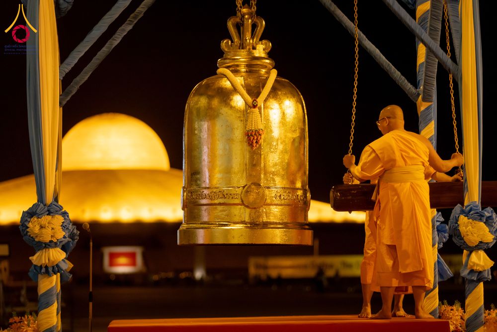 ภาพ No.286749:วันอาสาฬหบูชา วันพฤหัสบดีที่ 10 กรกฏาคม พ.ศ.2568  พิธีเวียนประทักษิณรอบพระมหาธรรมกายเจดีย์ , พิธีฉลองชัยสวดมนต์บทธัมมจักกัปปวัตตนสูตร ครบ 7,520,000,000 จบ ณ มหารัตนวิหารคด วัดพระธรรมกาย