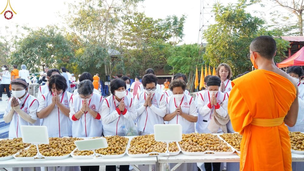 ภาพ No.72152:พิธีถวายภัตตาหารเป็นสังฆทาน แด่คณะพระธรรมยาตราฯ ในโครงการธรรมยาตรากตัญญูบูชา มหาปูชนียาจารย์ พระมงคลเทพมุนี(สด จนฺทสโร) พระผู้ปราบมาร อนุสรณ์สถาน 7 แห่ง ปีที่ 11 วันที่ 18 มกราคม พ.ศ. 2566