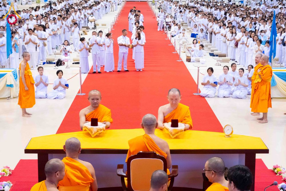 ภาพ No.337989:วันอาทิตย์ต้นเดือน 5 กรกฎาคม พ.ศ.2569 สัมมนาพิเศษ พิธีมอบพระของขวัญ ณ ห้องแก้วสารพัด1 วัดพระธรรมกาย